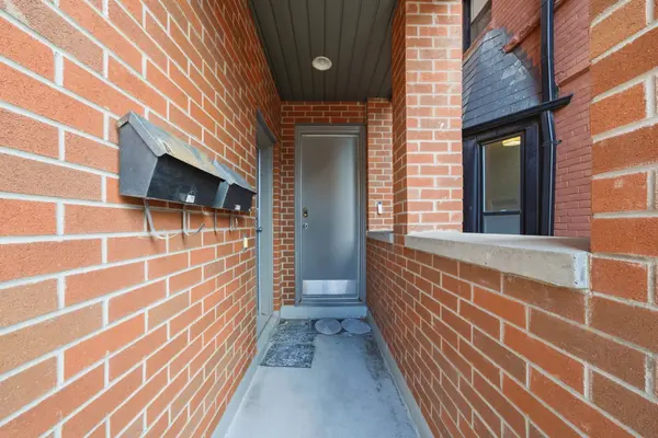 99A Walmer RD, Toronto C02, ON M5R 2X6