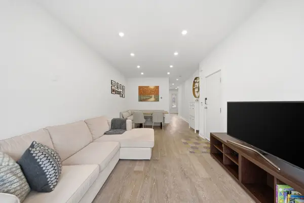 99A Walmer RD, Toronto C02, ON M5R 2X6