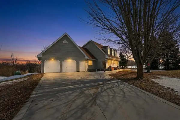 2 Algonquin Heights CT, Essa, ON L0L 2N0