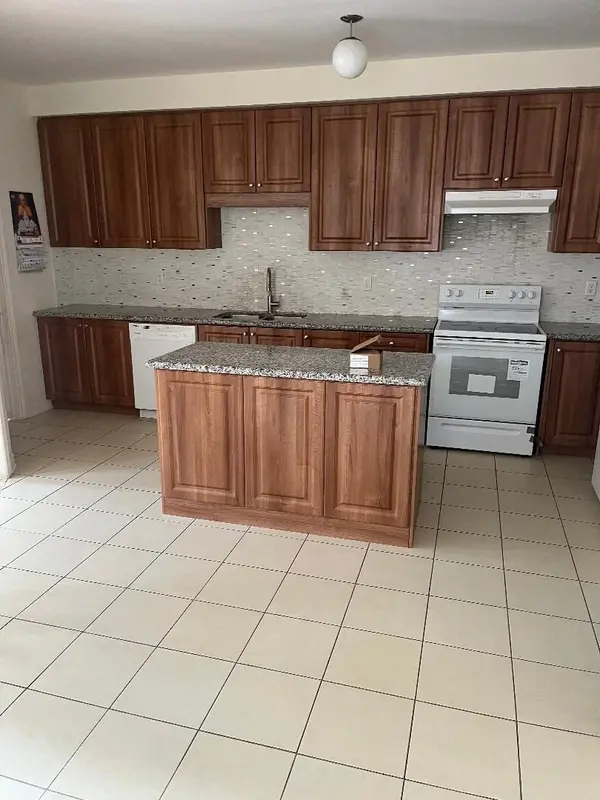 16 Saint Dennis RD, Brampton, ON L6R 3W5