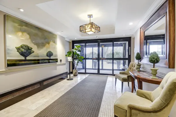 212 Kerr ST #401, Oakville, ON L6K 3B1