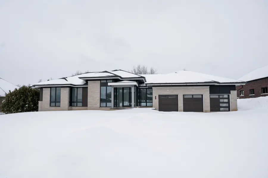 130 Dale CRES, Bradford West Gwillimbury, ON L0L 1L0