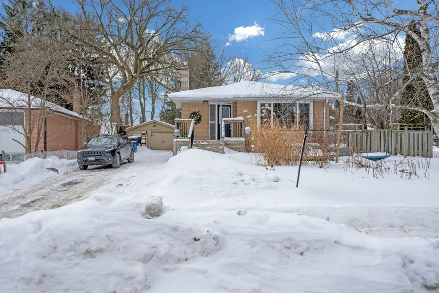 7 Kemano RD, Aurora, ON L4G 2X9