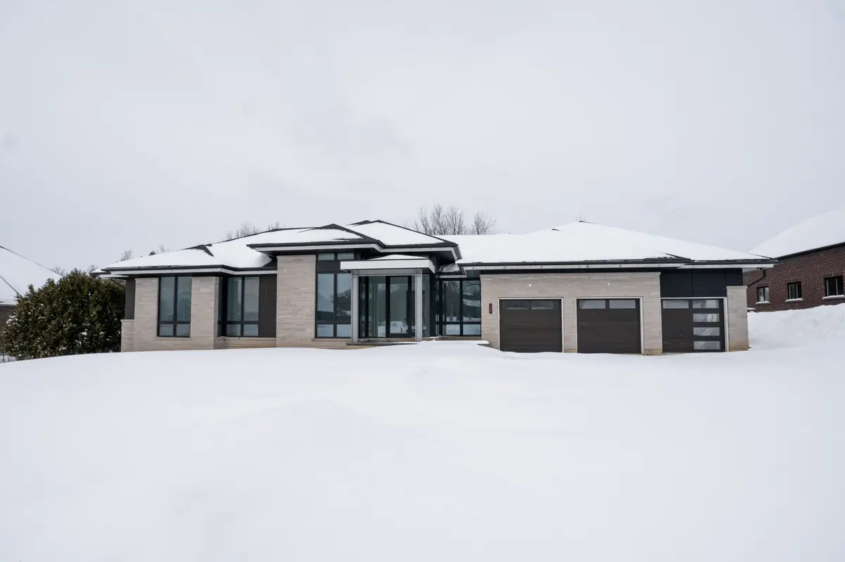 130 Dale CRES, Bradford West Gwillimbury, ON L0L 1L0