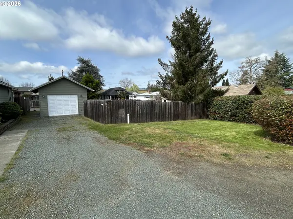 724 W RAINBOW ST, Roseburg, OR 97471