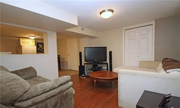 245 windsor ST #Bsmt, Oshawa, ON L1H 6G5