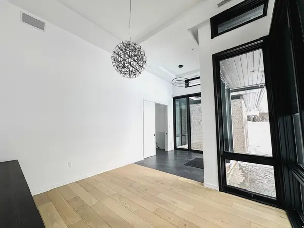 130 Dale CRES, Bradford West Gwillimbury, ON L0L 1L0