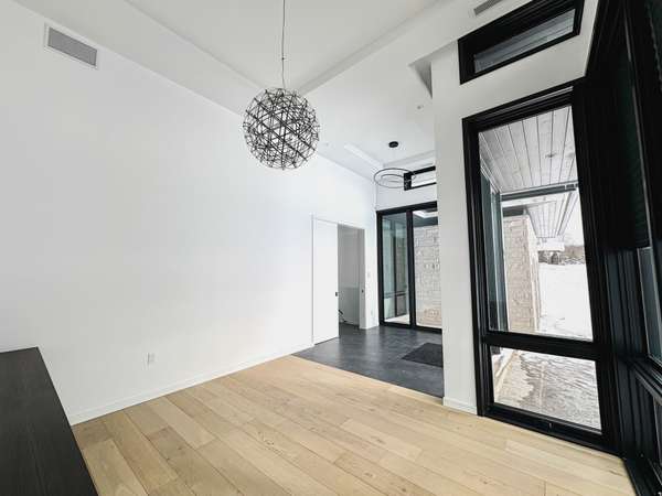 130 Dale CRES, Bradford West Gwillimbury, ON L0L 1L0