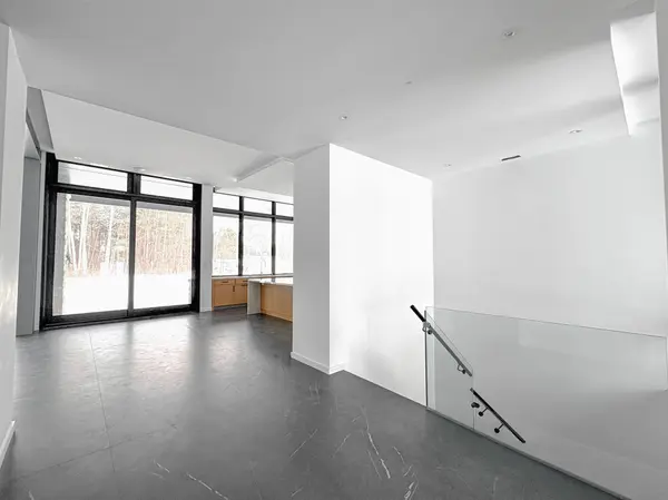 130 Dale CRES, Bradford West Gwillimbury, ON L0L 1L0