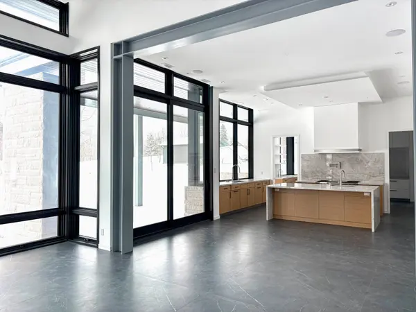 130 Dale CRES, Bradford West Gwillimbury, ON L0L 1L0