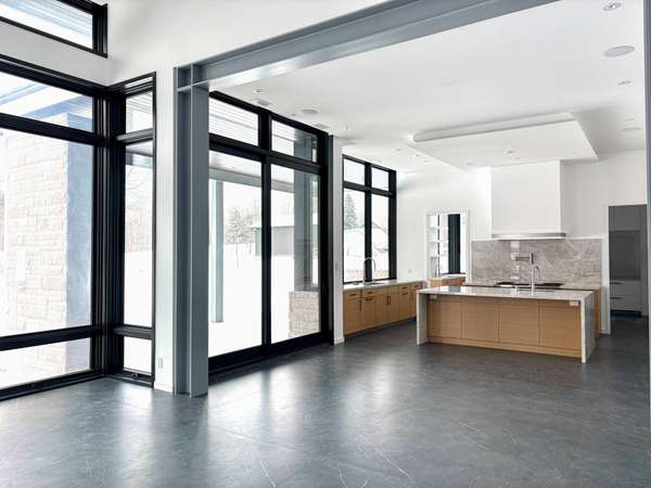 130 Dale CRES, Bradford West Gwillimbury, ON L0L 1L0