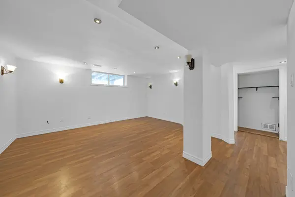 7 Kemano RD, Aurora, ON L4G 2X9