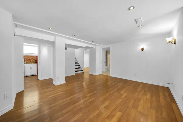 7 Kemano RD, Aurora, ON L4G 2X9