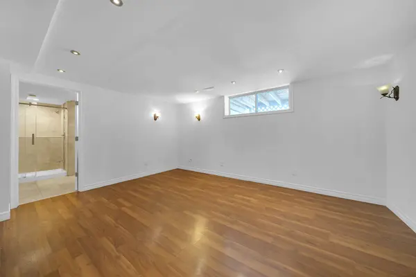 7 Kemano RD, Aurora, ON L4G 2X9