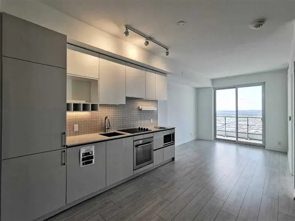 950 Portage Pkwy #5601, Vaughan, ON L4K 0J7