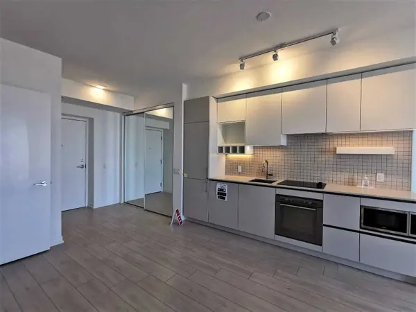 950 Portage Pkwy #5601, Vaughan, ON L4K 0J7