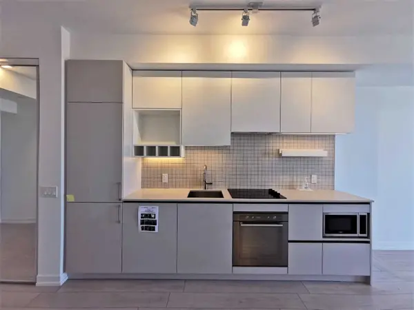 950 Portage Pkwy #5601, Vaughan, ON L4K 0J7