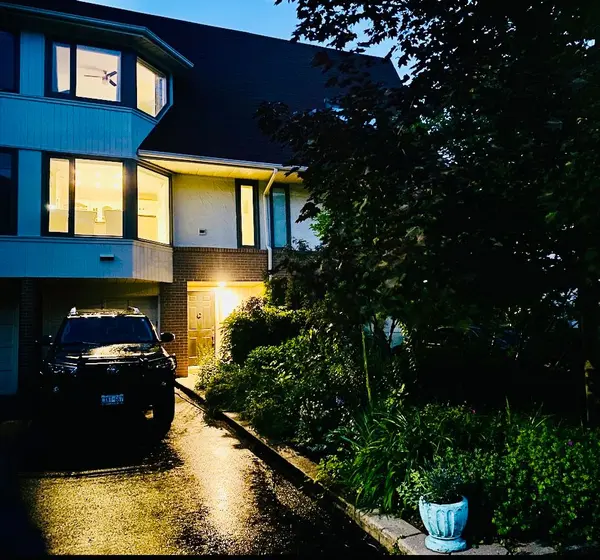 109 Brant ST, Oakville, ON L6K 2Z7