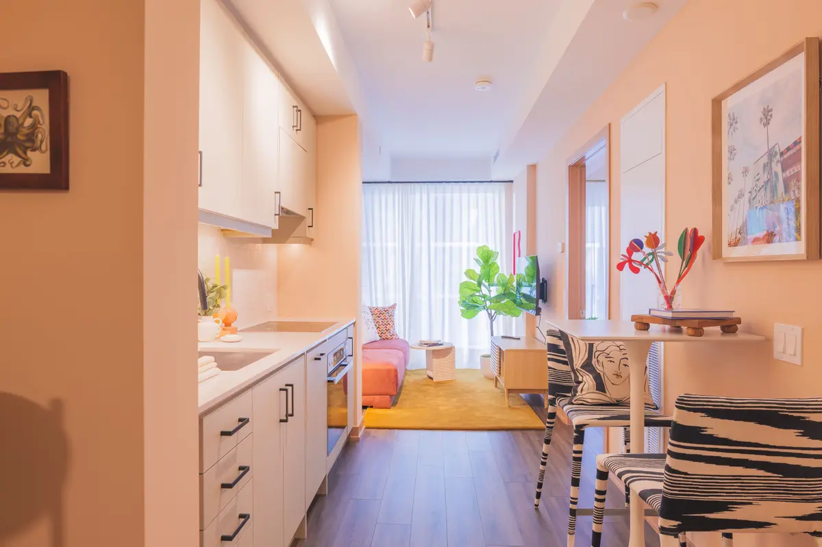 9 Tecumseth ST #822, Toronto C01, ON M5V 3G4