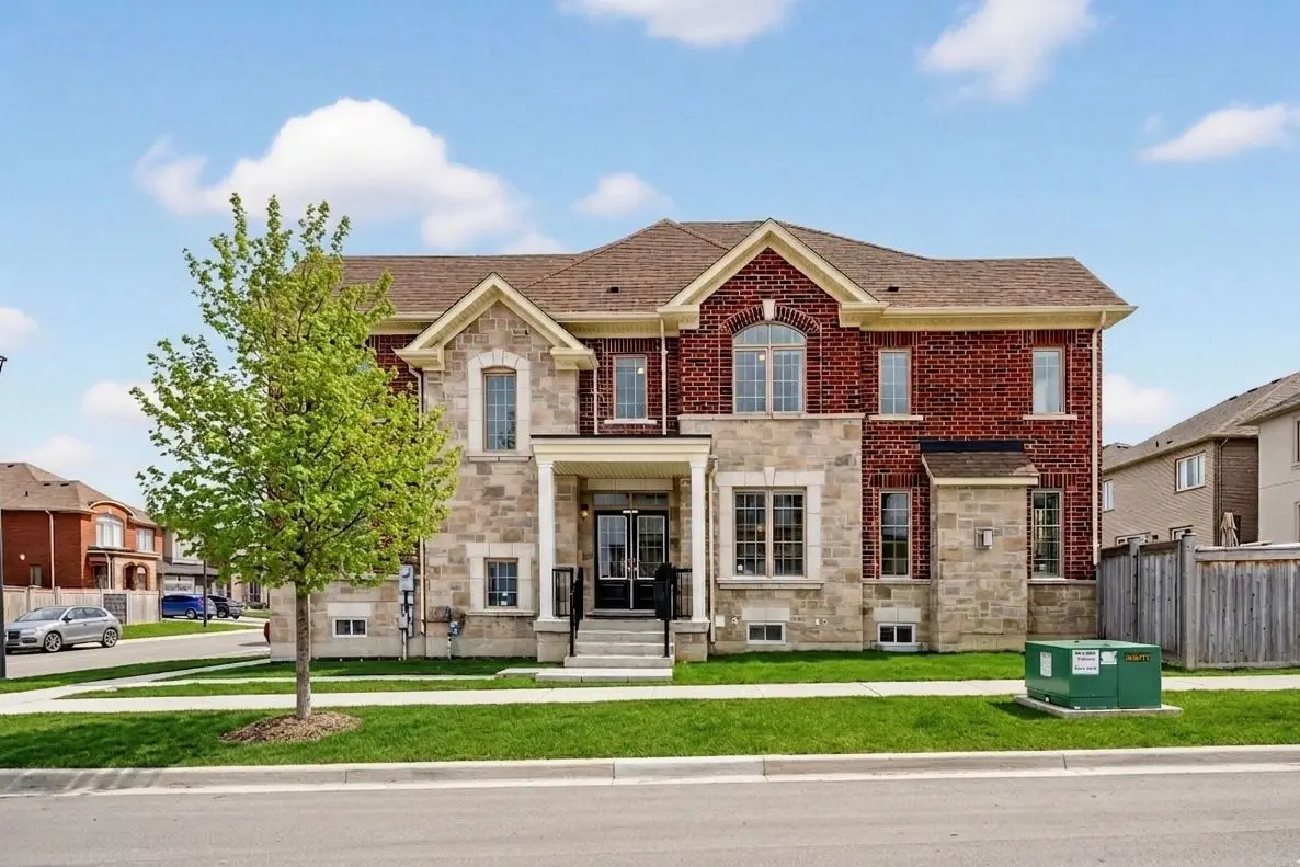 1002 Kingpeak CRES, Pickering, ON L1X 0H3