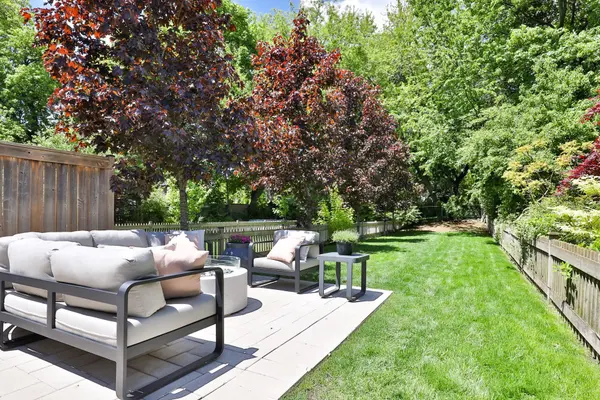 176 Lawrence AVE E, Toronto C04, ON M4N 1T1