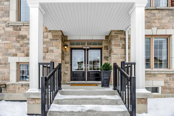 1002 Kingpeak CRES, Pickering, ON L1X 0H3