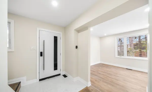 36 Wilson CT #Main, Barrie, ON L4N 5K8