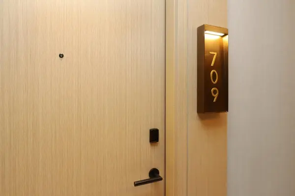 25 Cordova AVE #709, Toronto W08, ON M9A 0E5