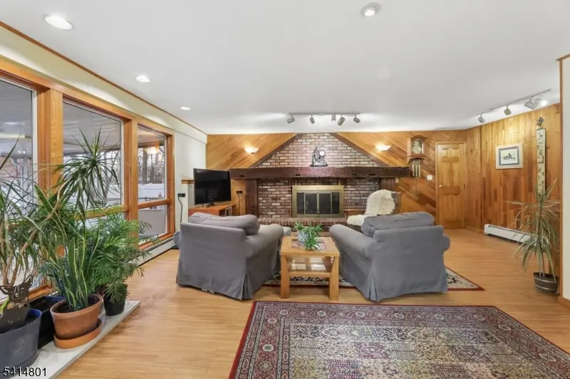 70 Walnut St, Oakland Boro, NJ 07436