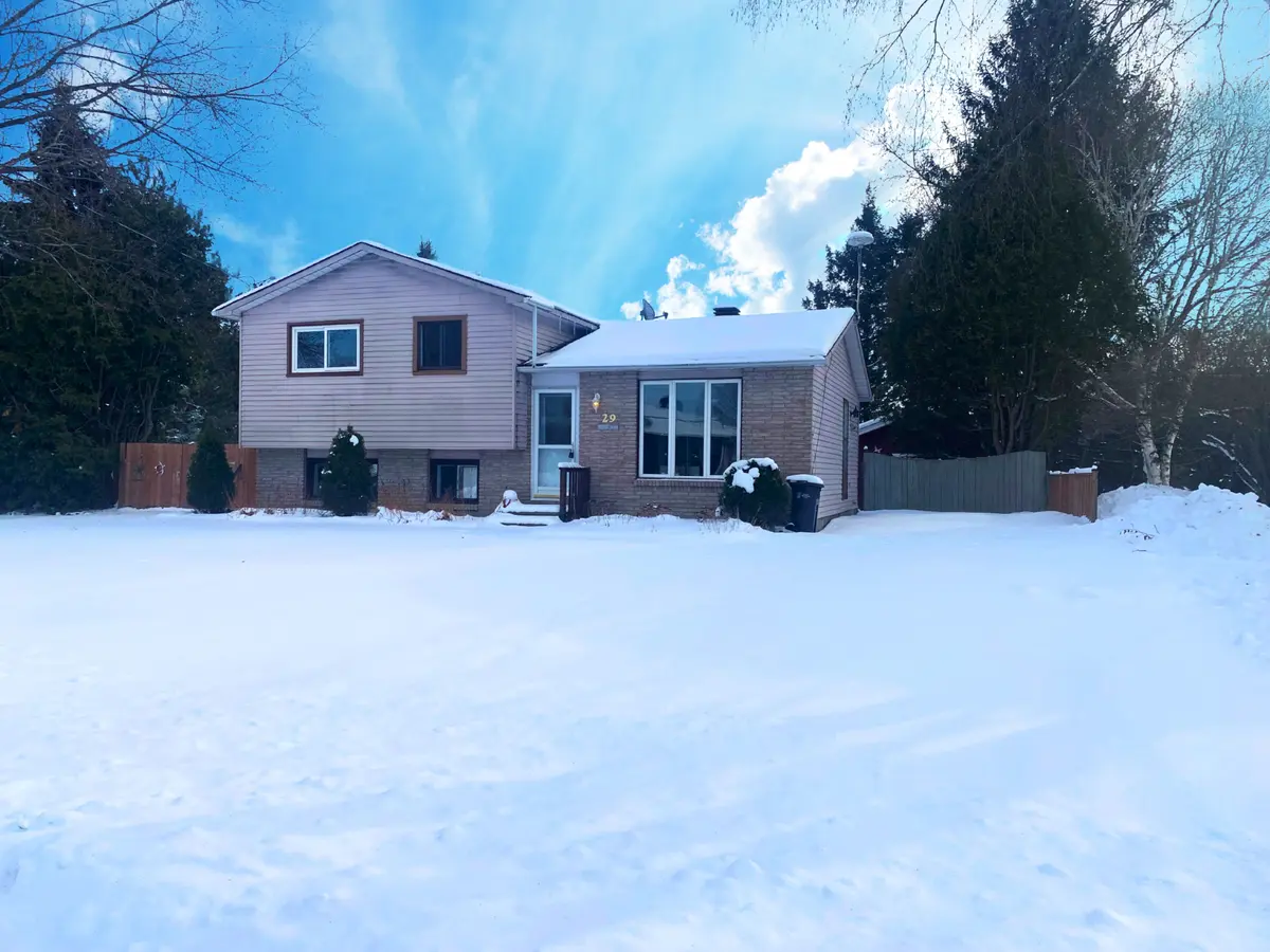 29 Louise CRES, Russell, ON K0A 1W0