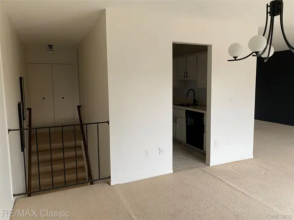 18339 University Park DR, Livonia, MI 48152