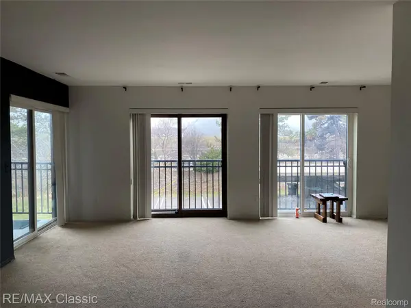 18339 University Park DR, Livonia, MI 48152