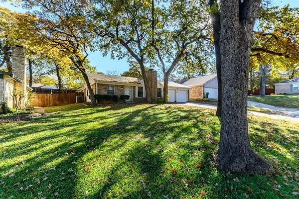 4815 Crestmont Court, Arlington, TX 76017