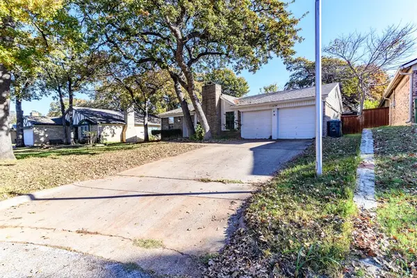 4815 Crestmont Court, Arlington, TX 76017