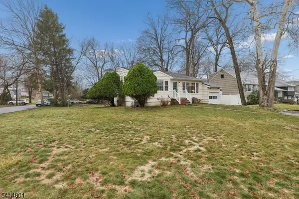 70 Walnut St, Oakland Boro, NJ 07436