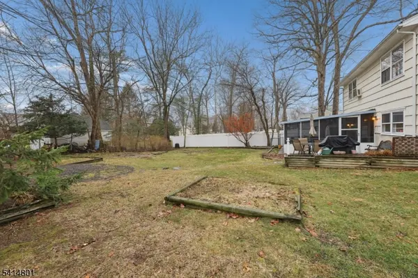 70 Walnut St, Oakland Boro, NJ 07436