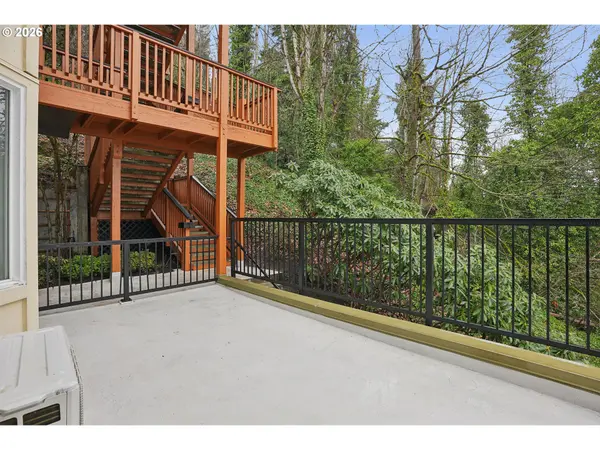 423 NW UPTOWN TER #1 B, Portland, OR 97210