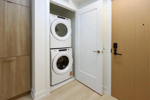 25 Cordova AVE #709, Toronto W08, ON M9A 0E5