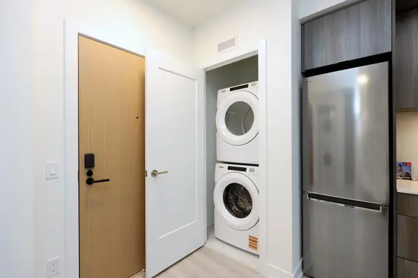 25 Cordova AVE #1208, Toronto W08, ON M9A 0E5