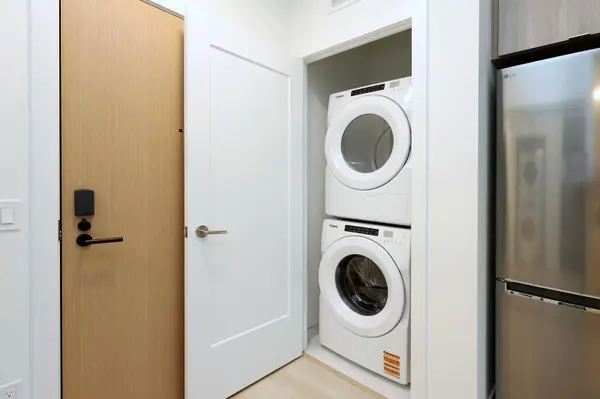 25 Cordova AVE #1207, Toronto W08, ON M9A 0E5