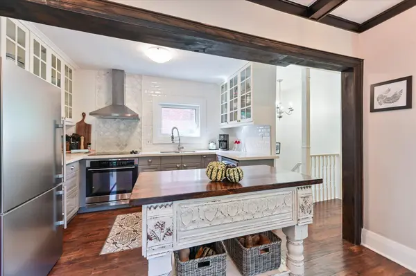 11 King Street CRES, Toronto W04, ON M9N 1K7