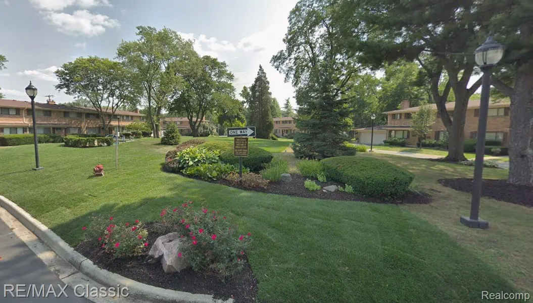 112 E Hickory Grove RD, Bloomfield Charter Township, MI 48304