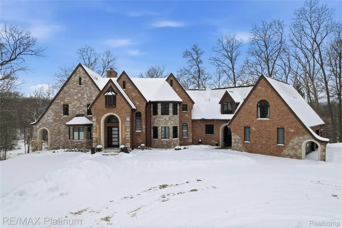 11205 Redberry CT, Hamburg Township, MI 48189