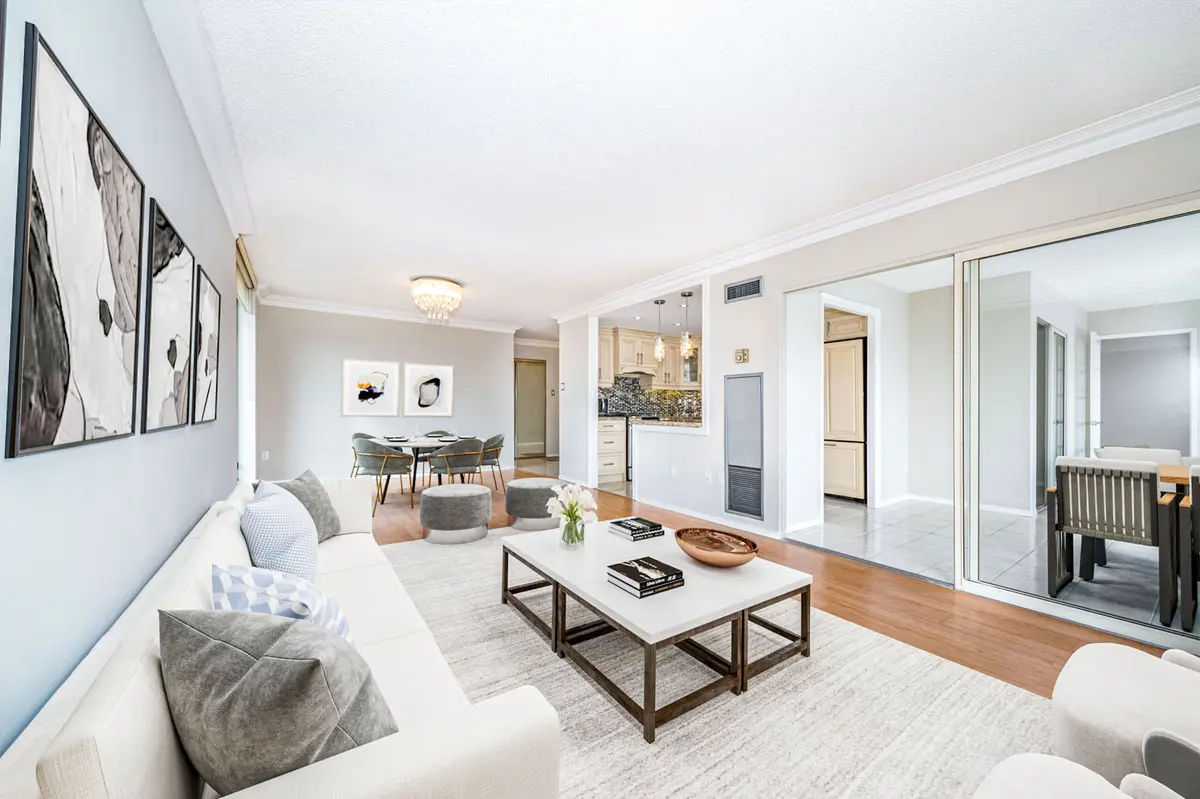 30 Harding BLVD W #404, Richmond Hill, ON L4C 9M3