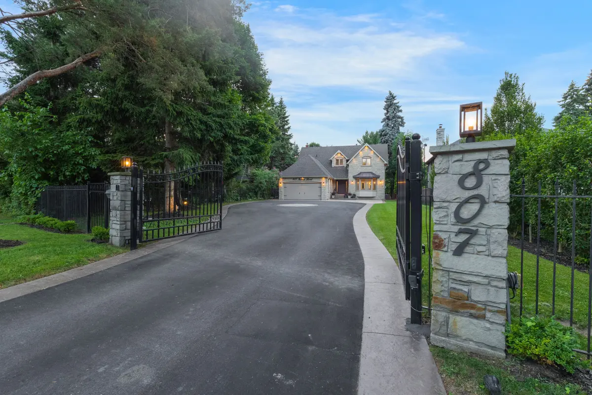 807 Indian RD, Mississauga, ON L5H 1R4