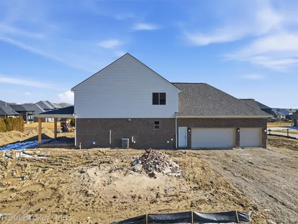 35689 WINDRIDGE DR, New Baltimore, MI 48047