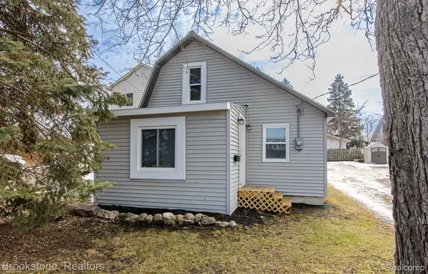 31 Heights RD, Orion Charter Township, MI 48362