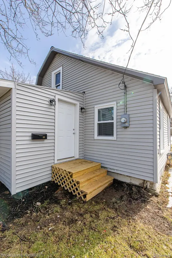 31 Heights RD, Orion Charter Township, MI 48362