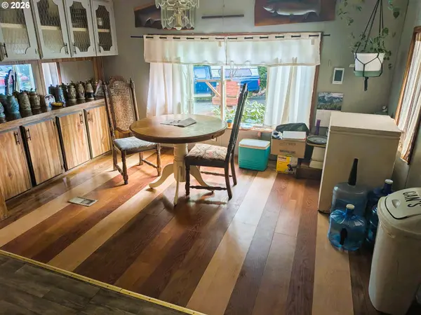 200 WOODPECKER LN, Elkton, OR 97436