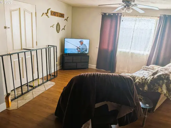 200 WOODPECKER LN, Elkton, OR 97436